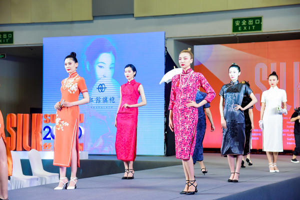 秀场 | 丝绸苏州2020展 红馆旗袍《春华秋实》大秀演绎致美东情西韵